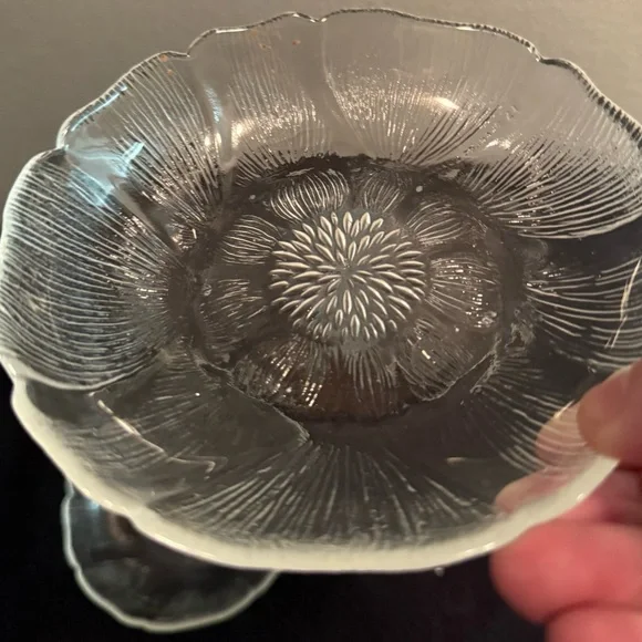 4 Arcoroc Fleur bowls/dishes. 5.75” - Picture 13 of 16